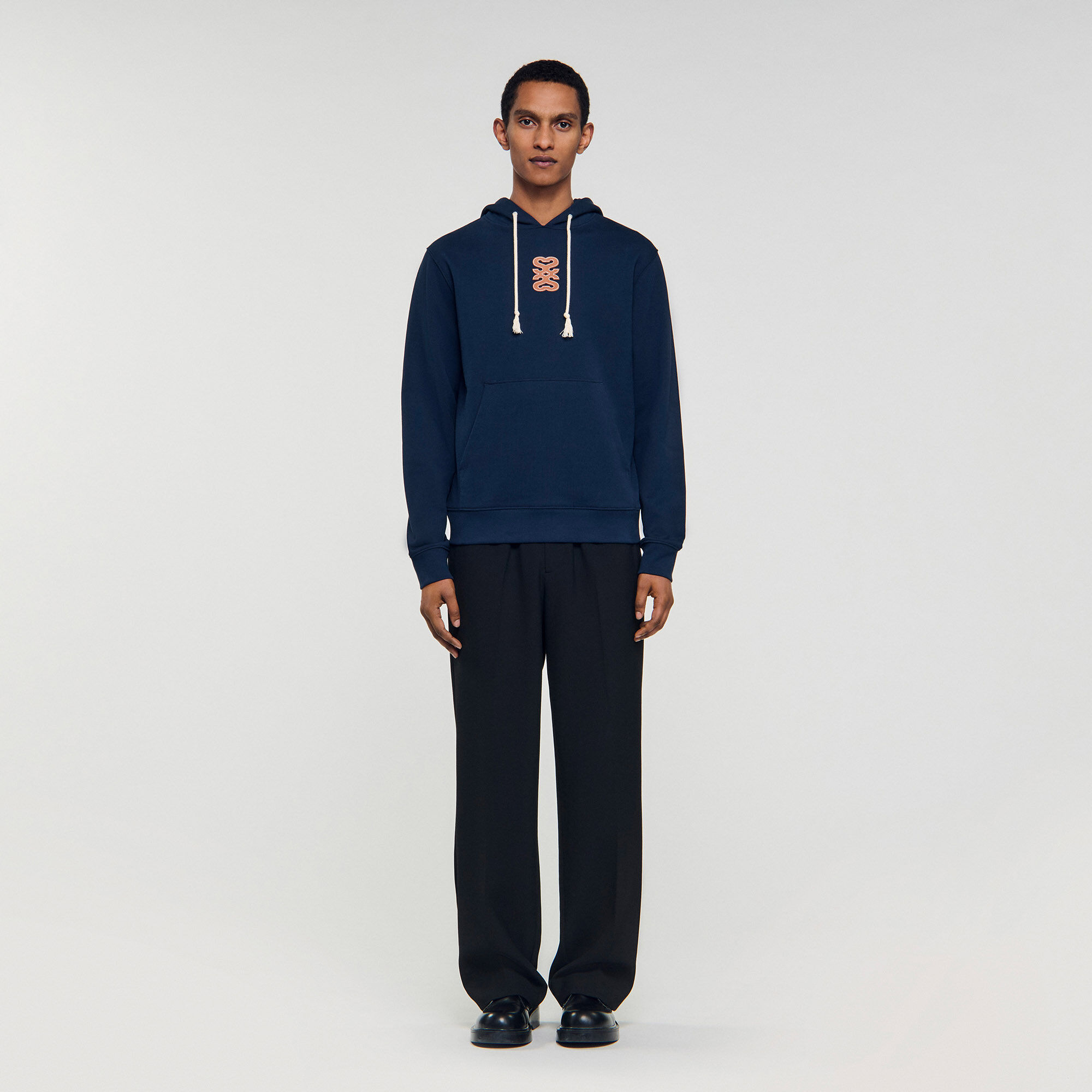 Sudadera con parche de cuero