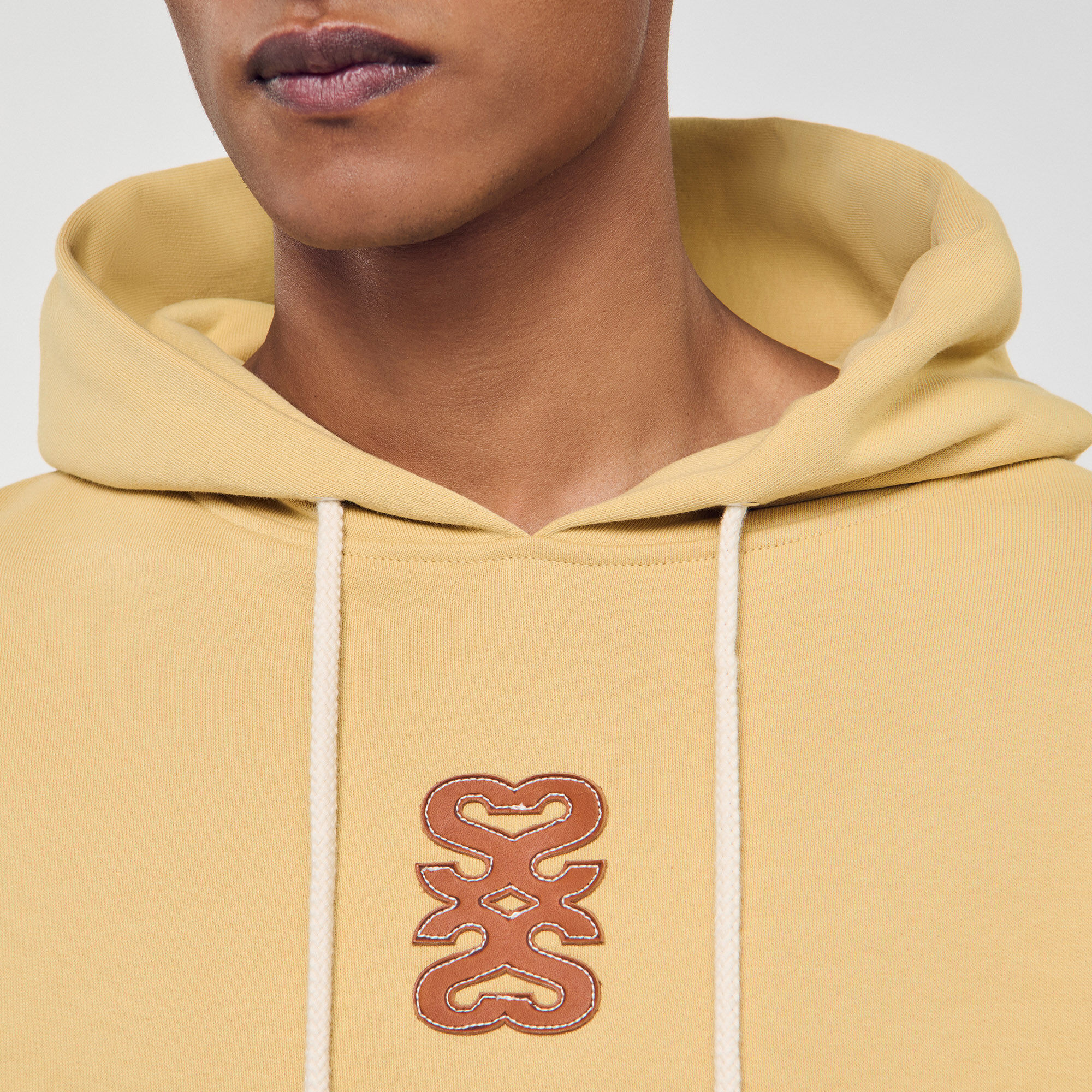 Sudadera con parche de cuero