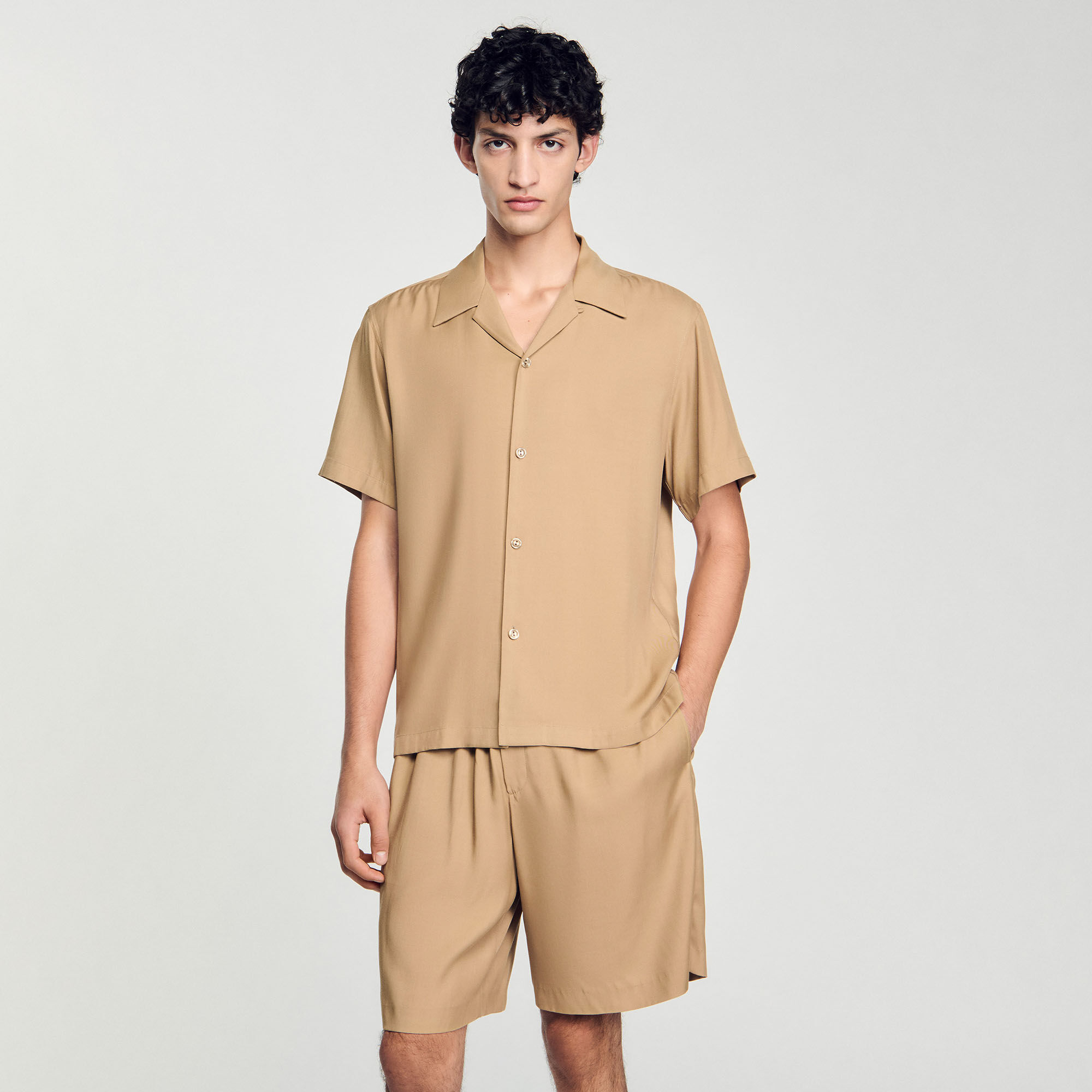 Camisa con cuello italiano