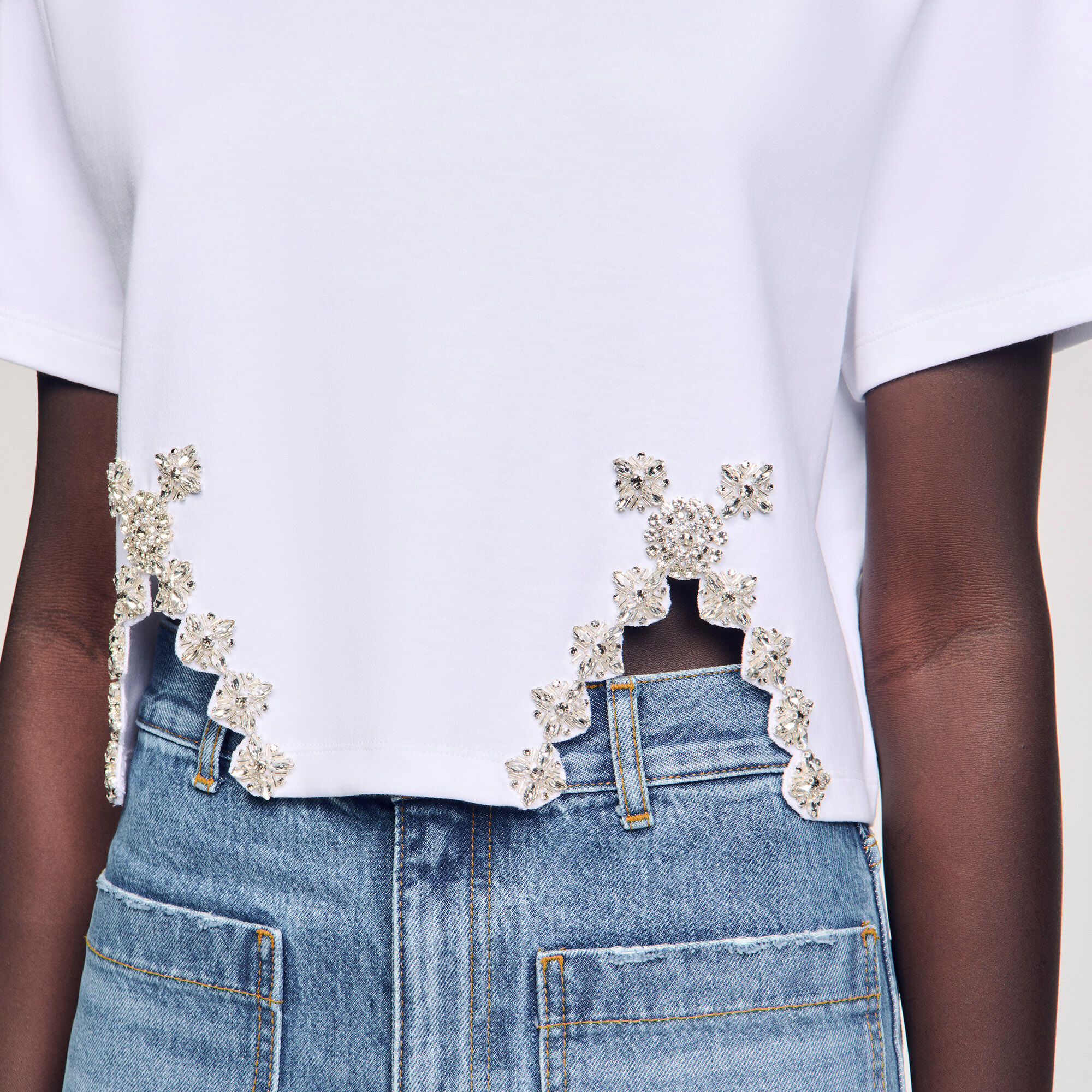 Camiseta corta con detalle de strass