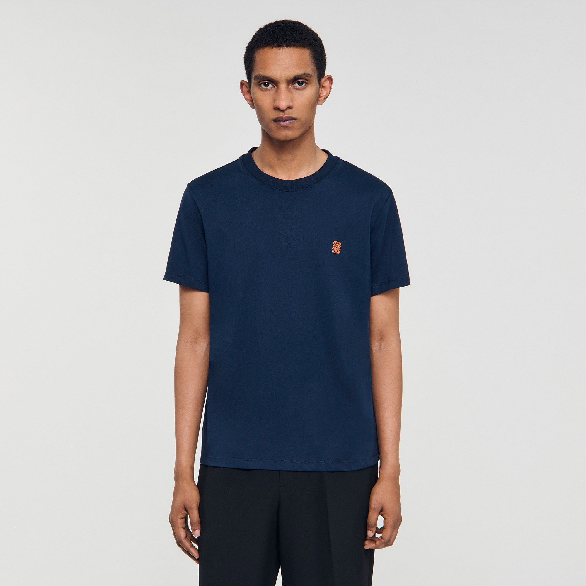 Camiseta con logotipo de cuero