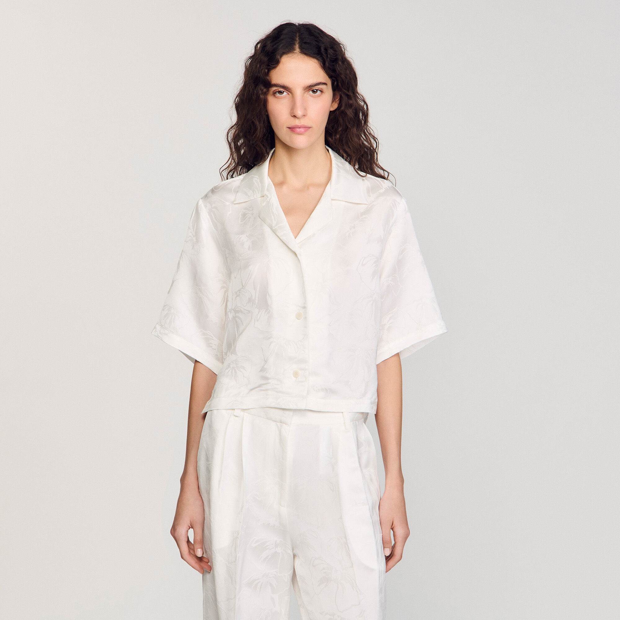 Camisa corta con flores de jacquard