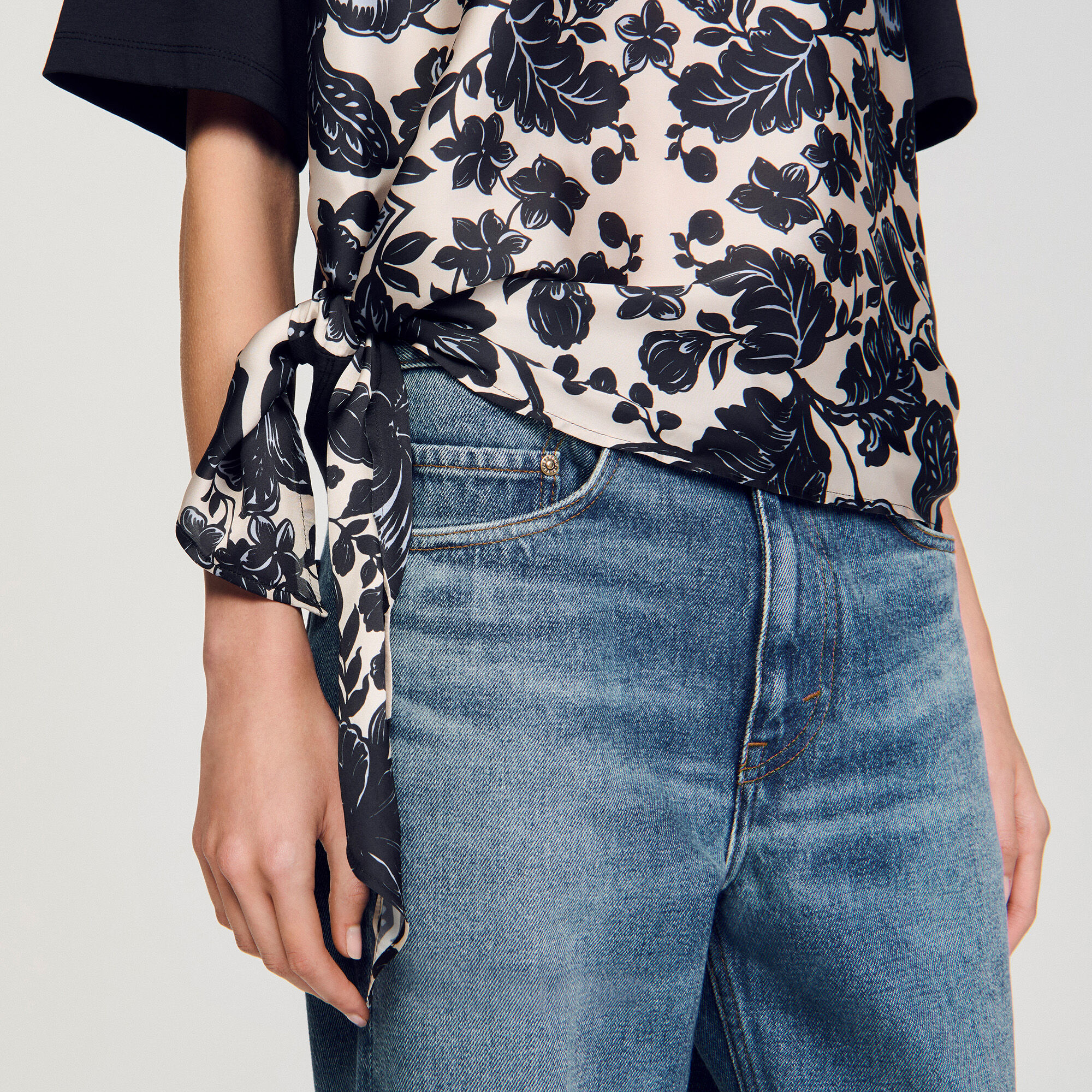 Camiseta con estampado floral