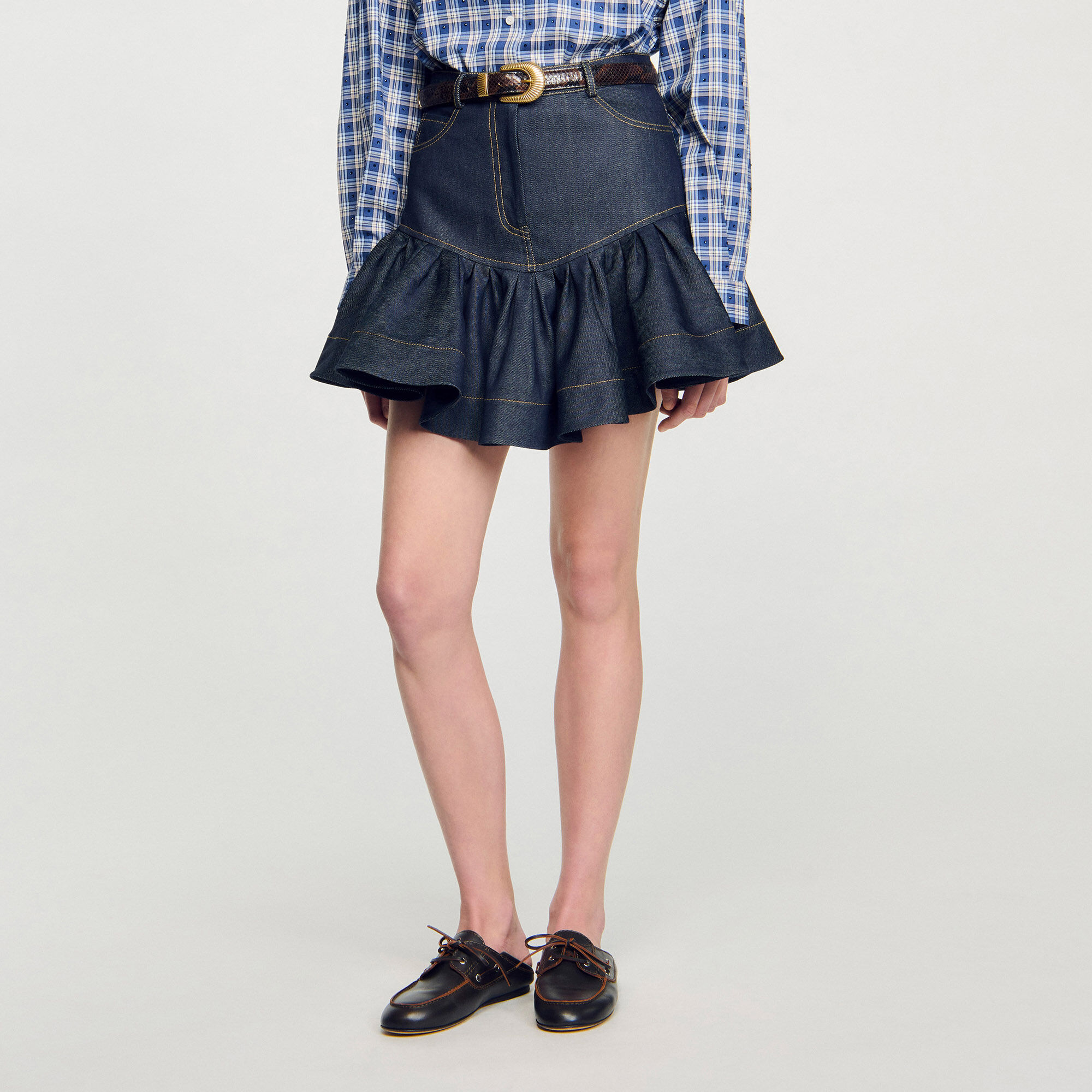 Falda corta de denim con volantes