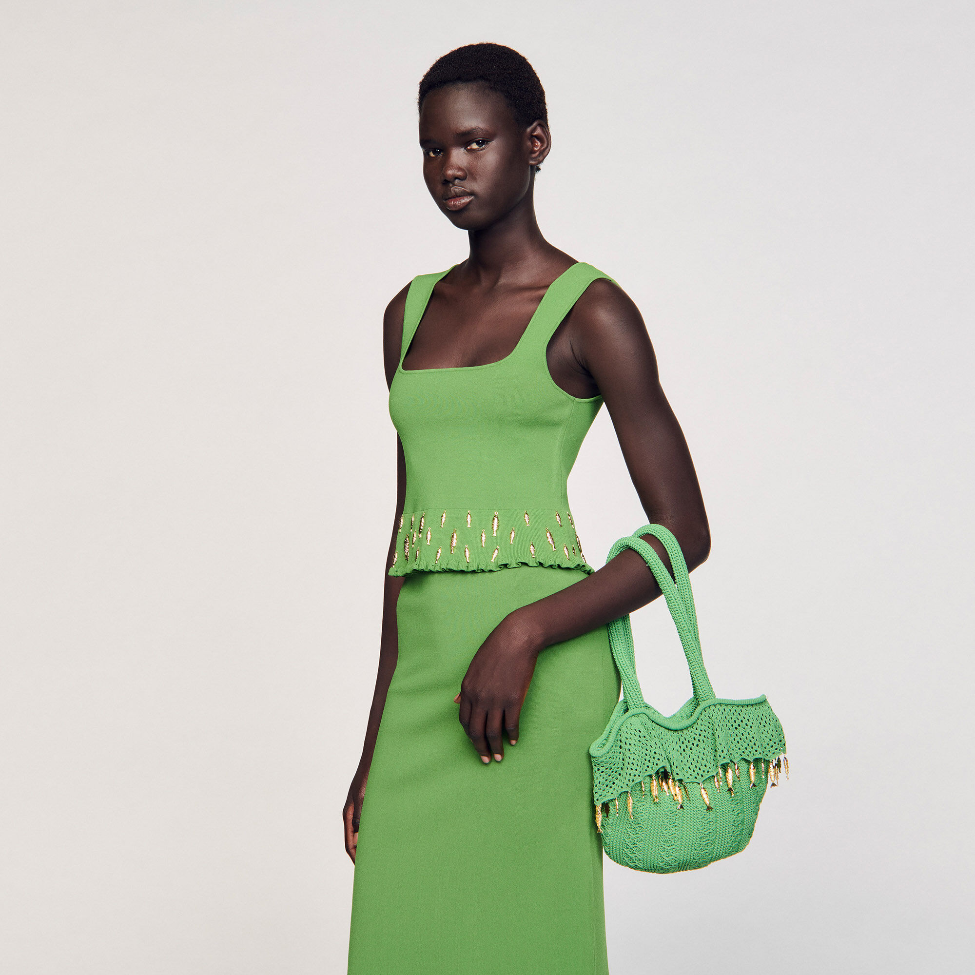 Bolso de crochet con borlas