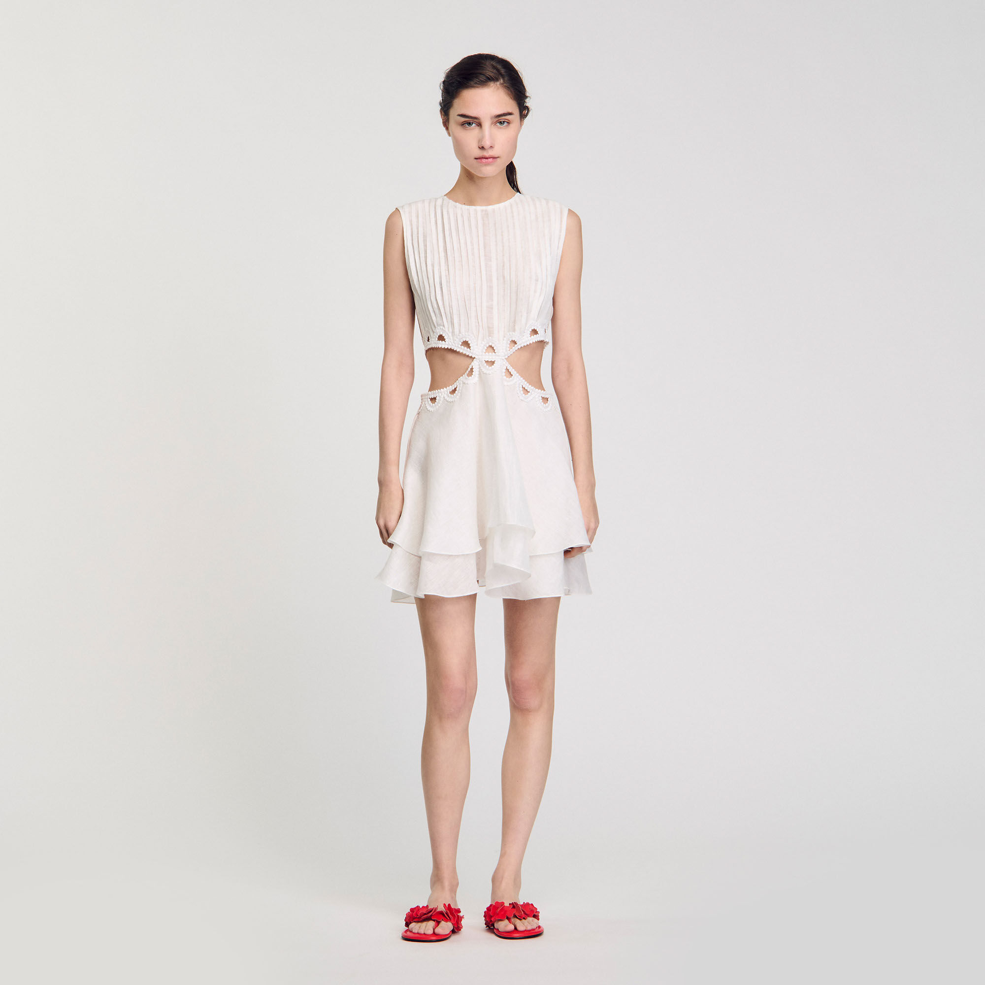 Vestido corto con recortes