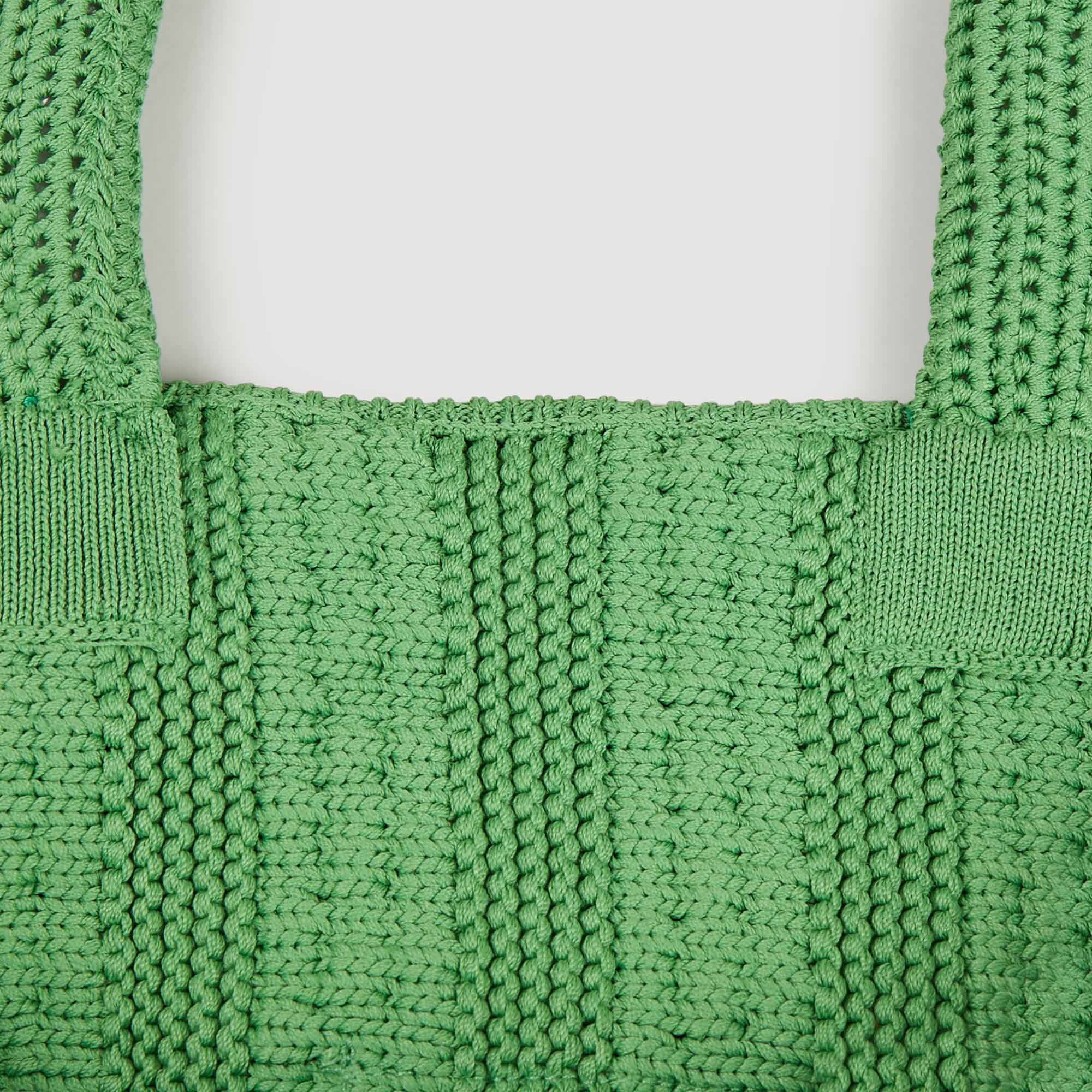 Bolso de crochet con borlas