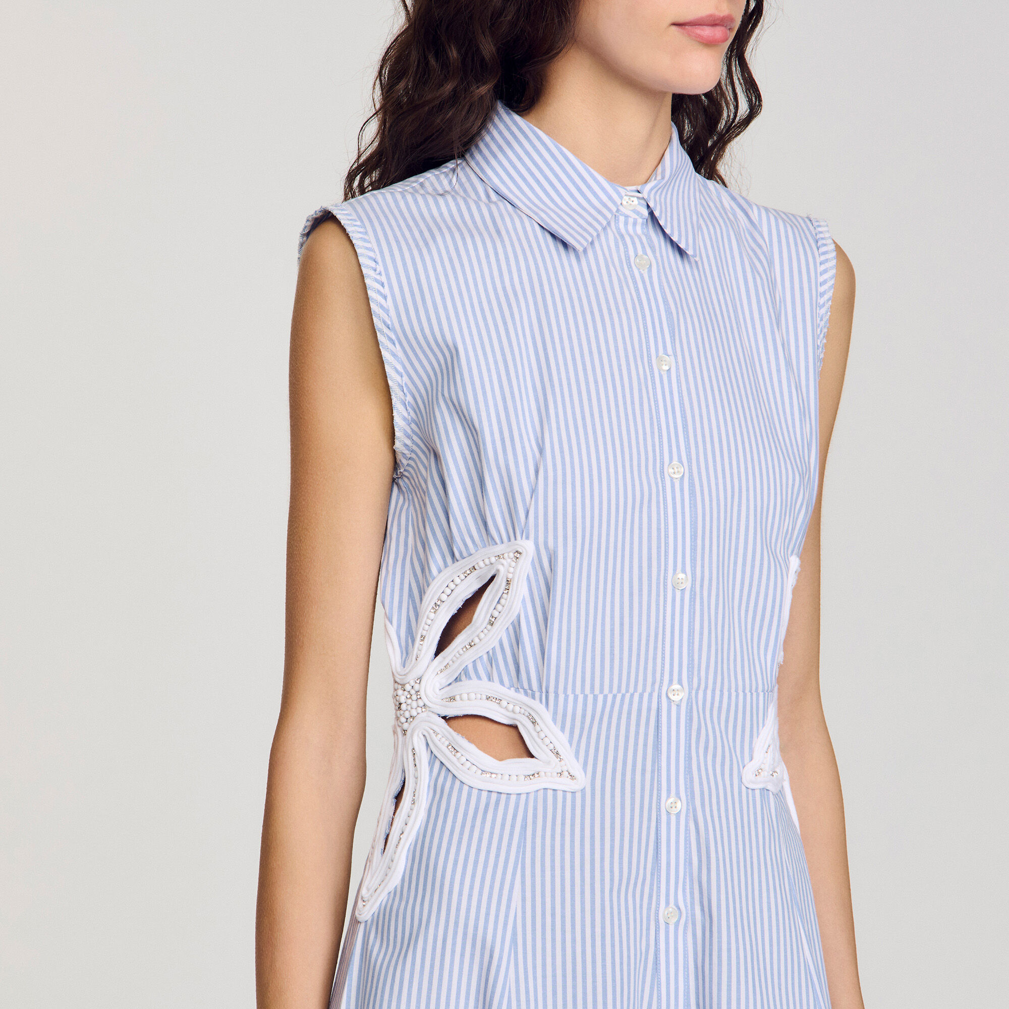 ROBE LARGA RAYADA A DETALLES BORDADOS