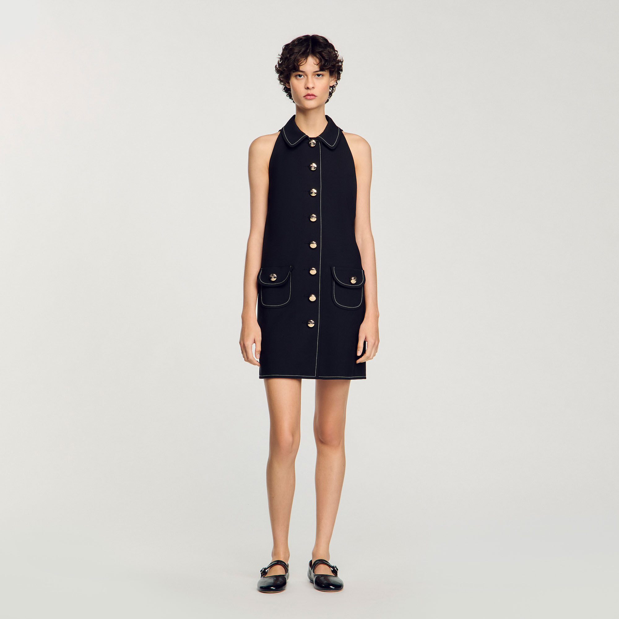 Vestido corto con cuello bebé