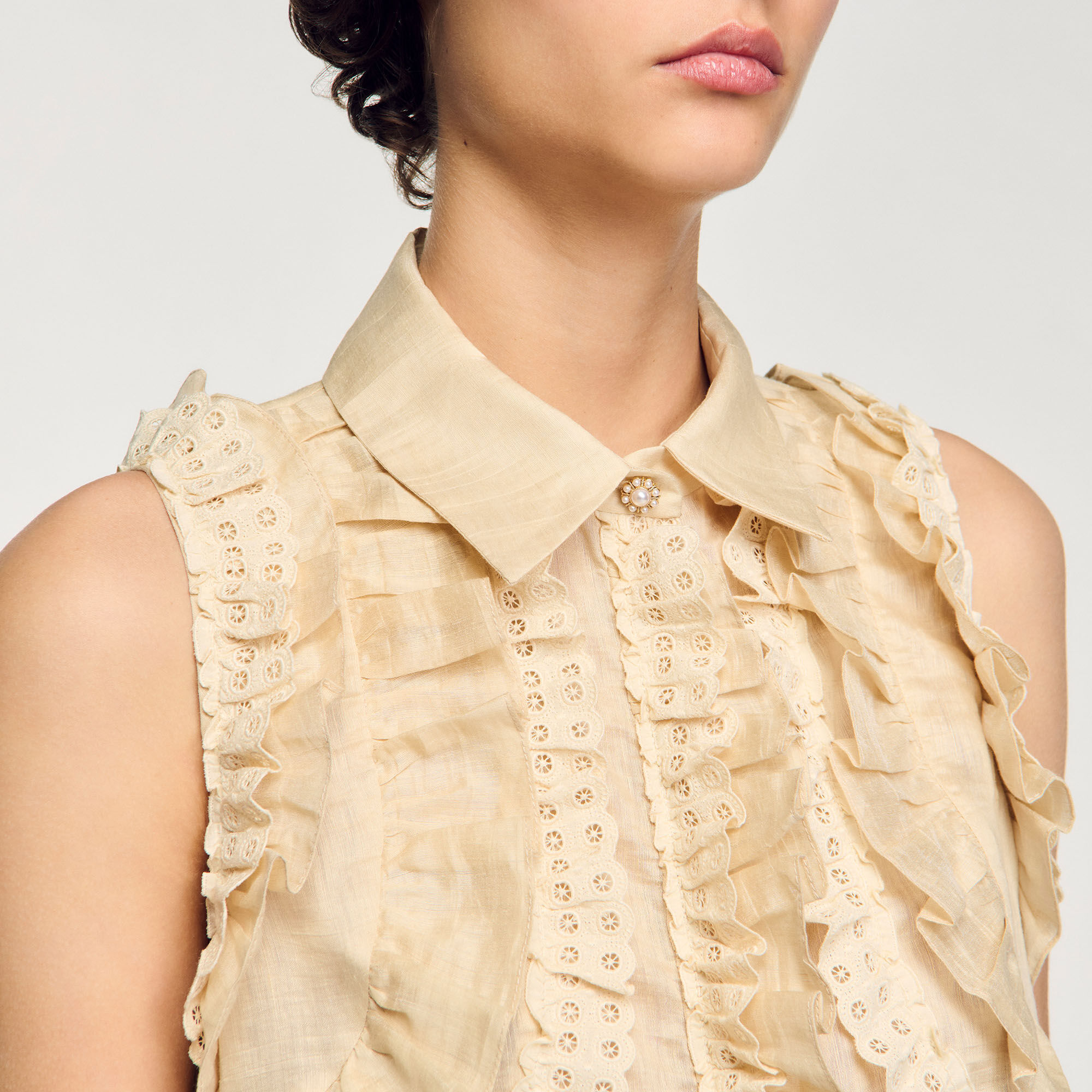 Camisa corta con volantes