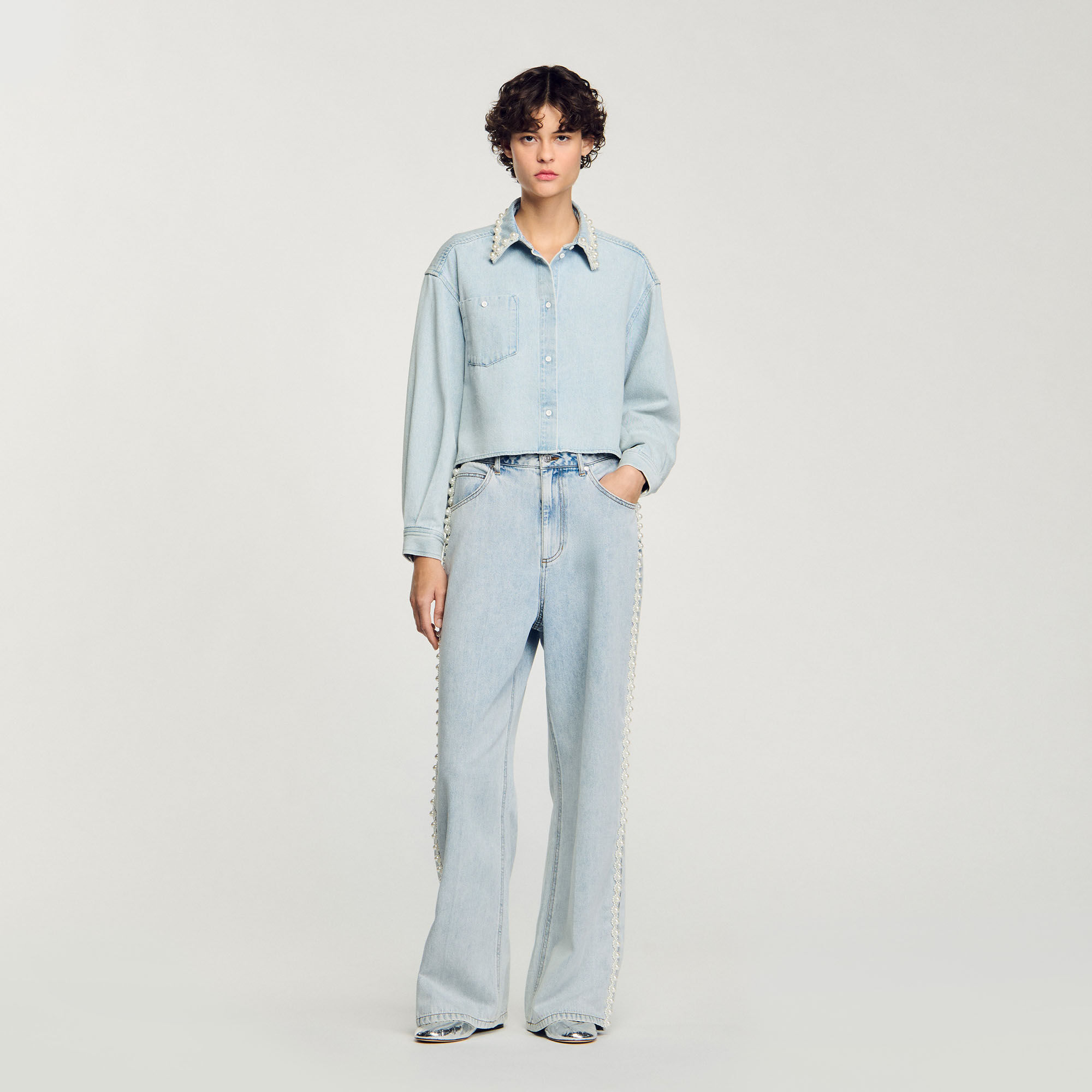 Camisa vaquera con cuello de pedrería