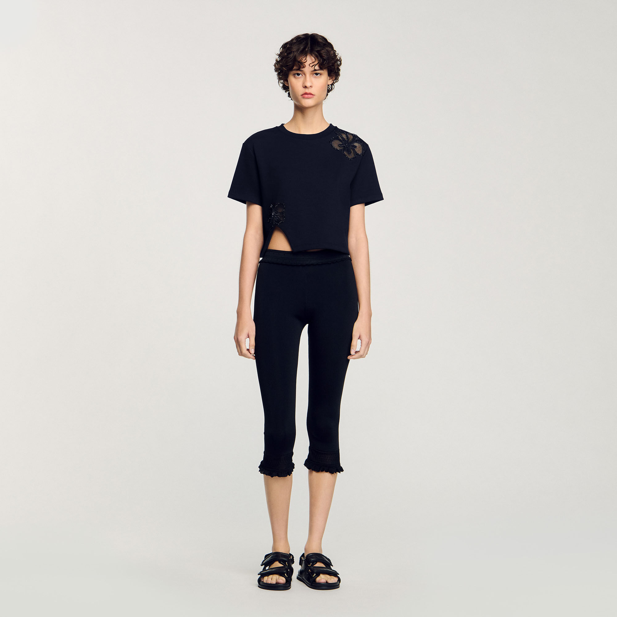 Camiseta con bordado de flor