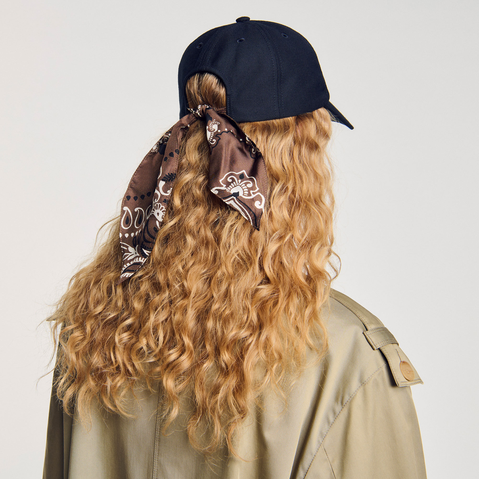 Gorra con pañuelo anudado