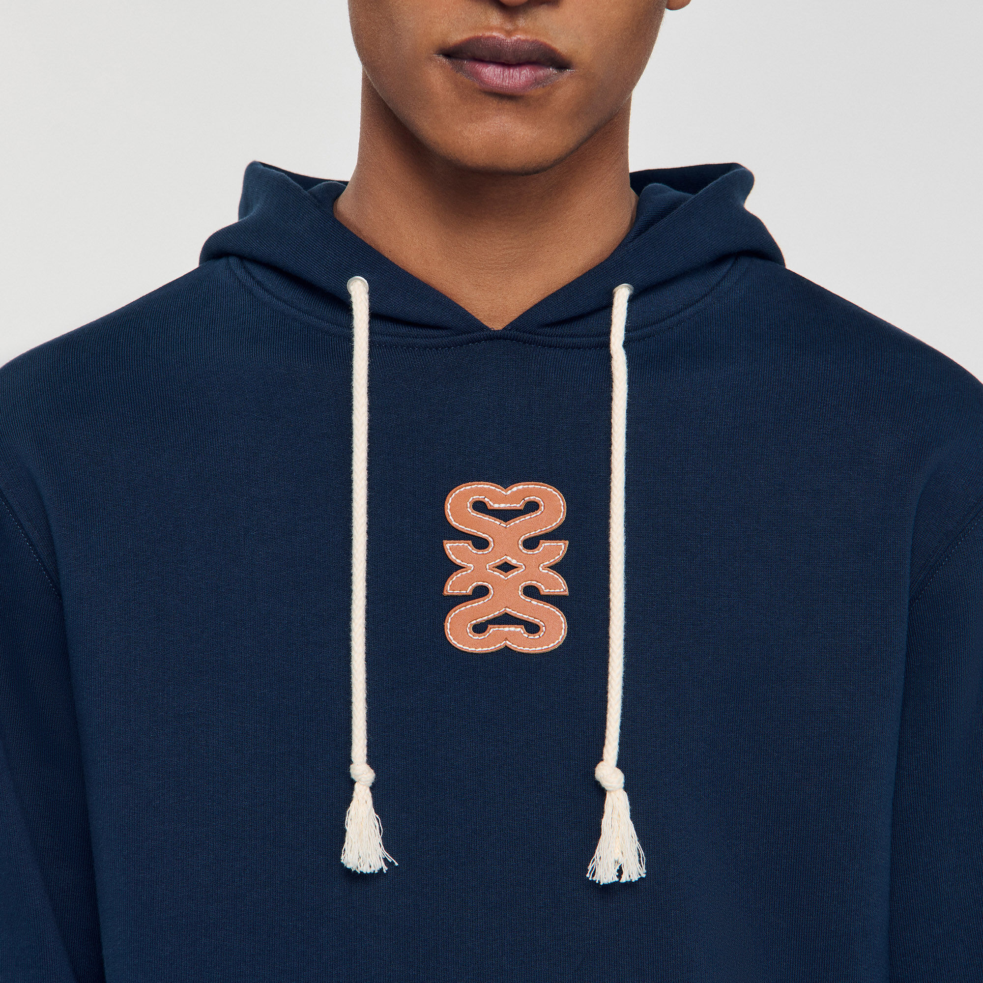 Sudadera con parche de cuero