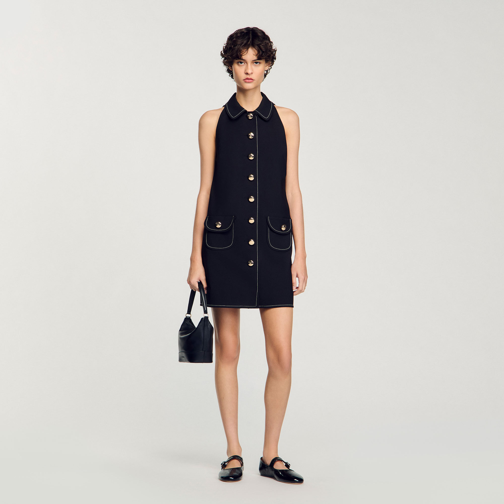 Vestido corto con cuello bebé