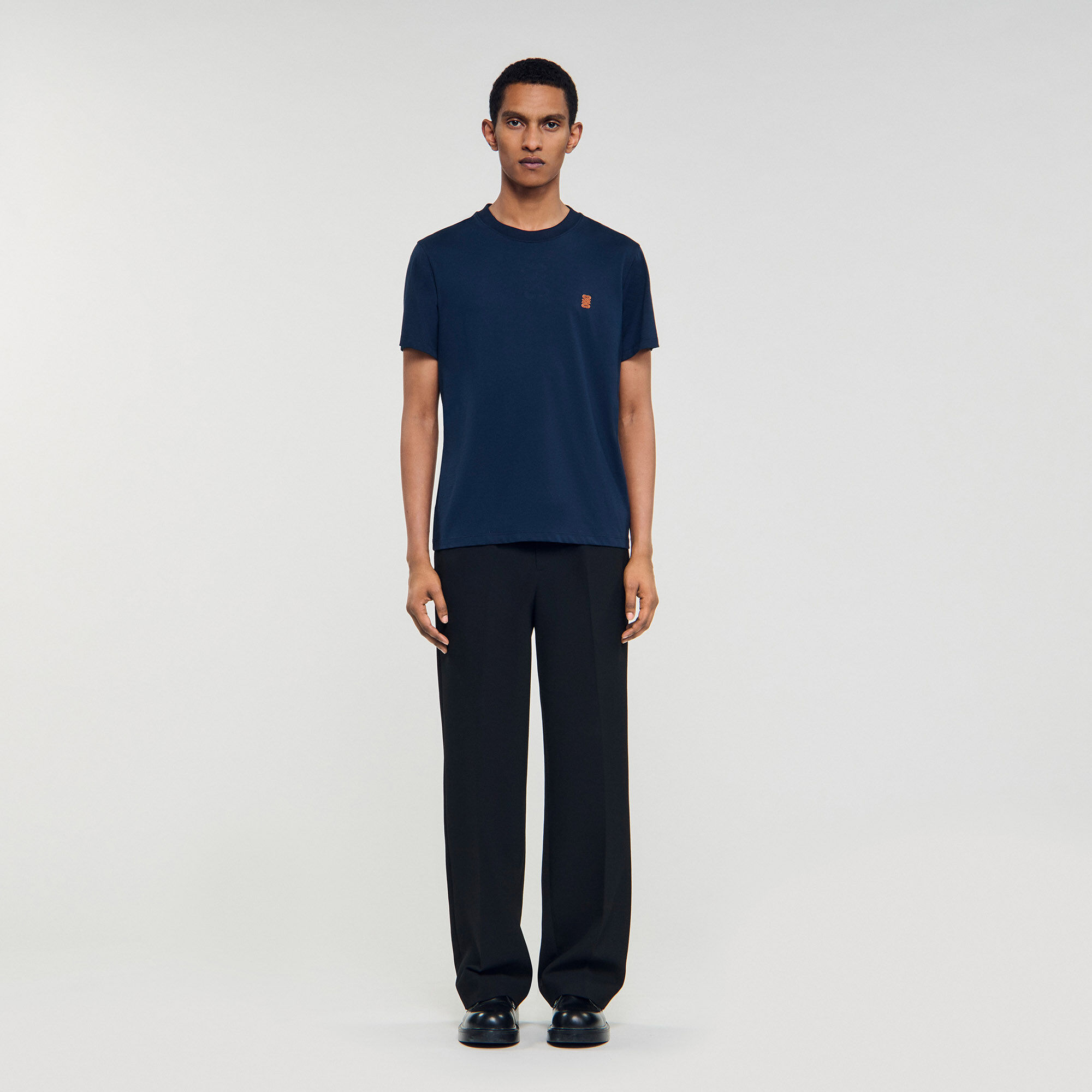 Camiseta con logotipo de cuero
