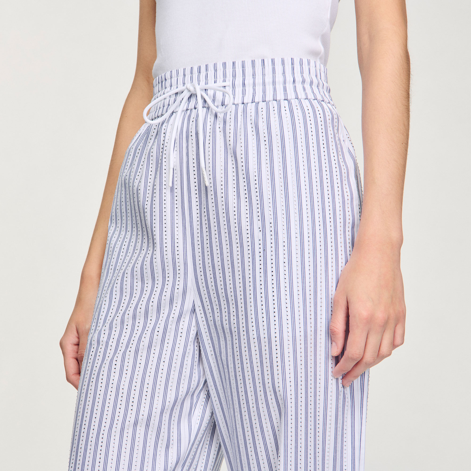 Pantalón a rayas con brillantes