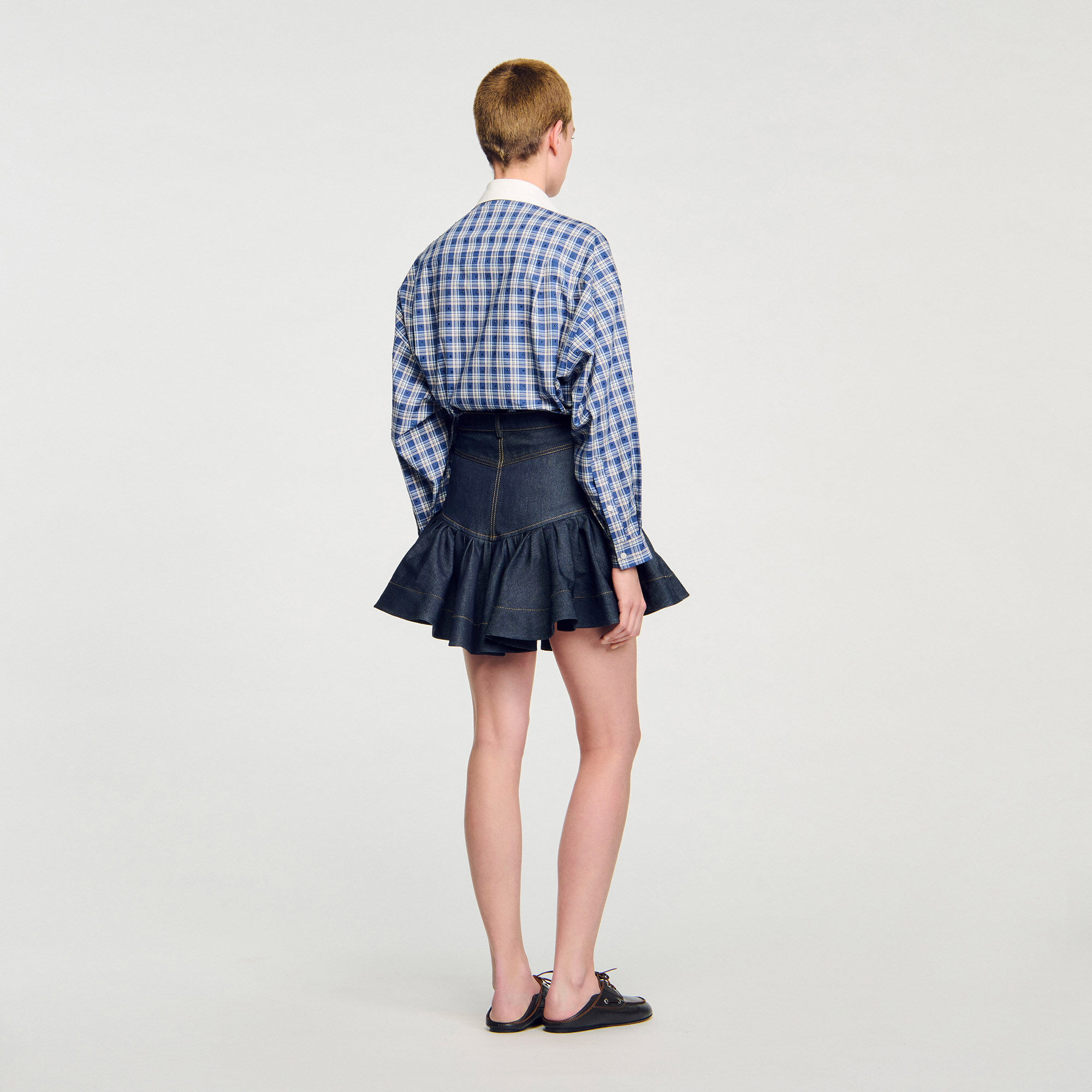 Falda corta de denim con volantes