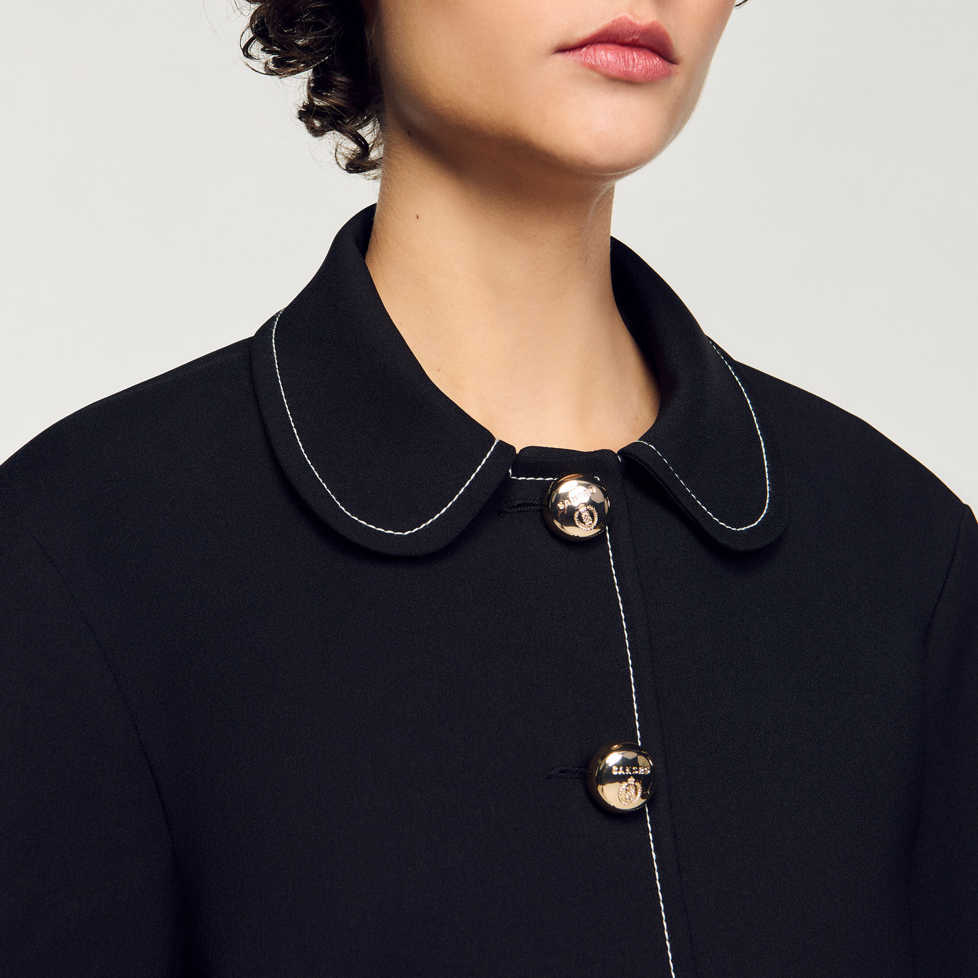 Chaqueta corta con cuello bebé