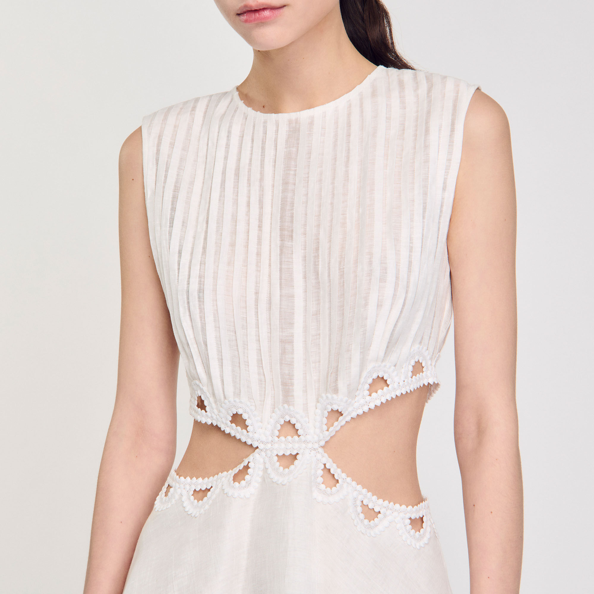 Vestido corto con recortes