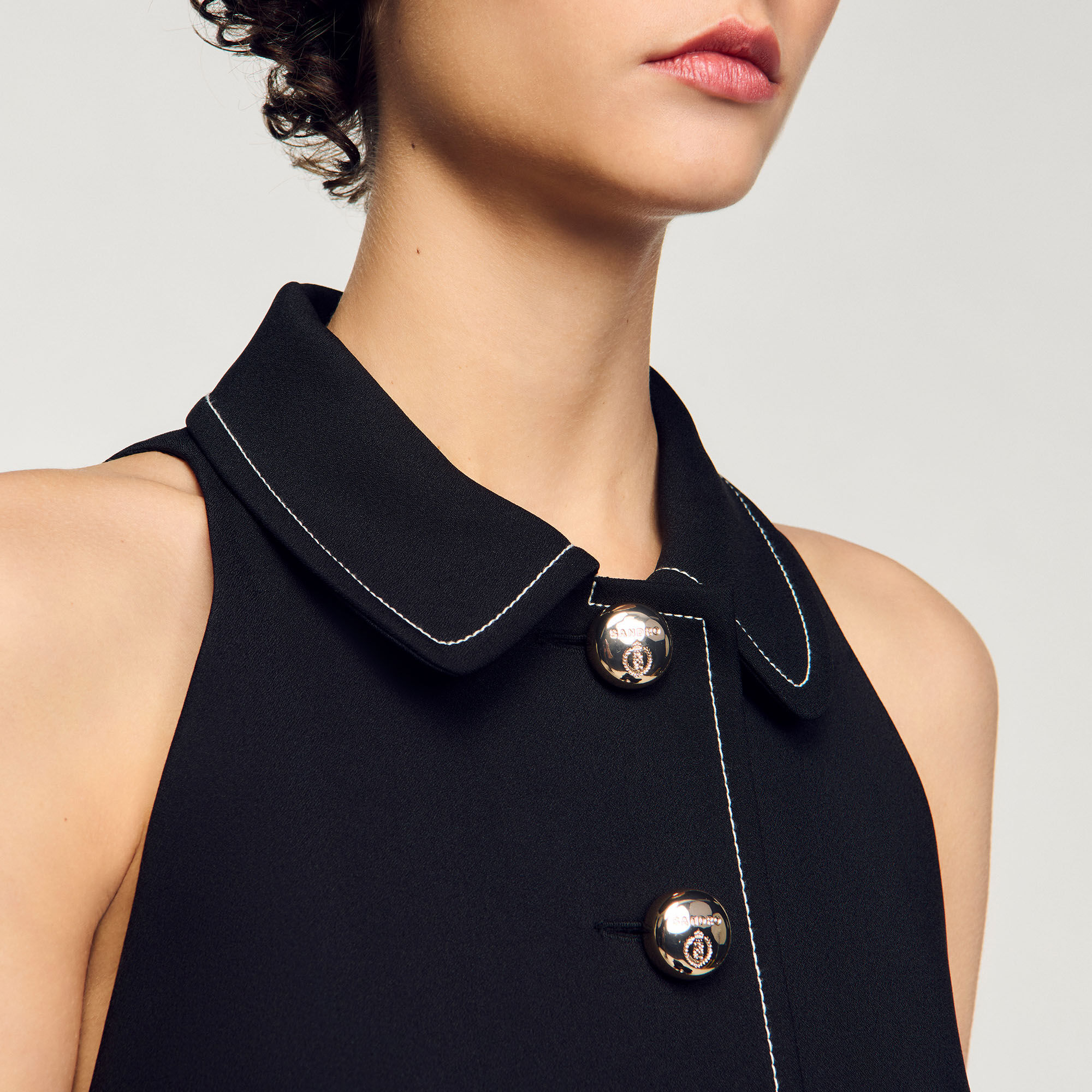 Vestido corto con cuello bebé