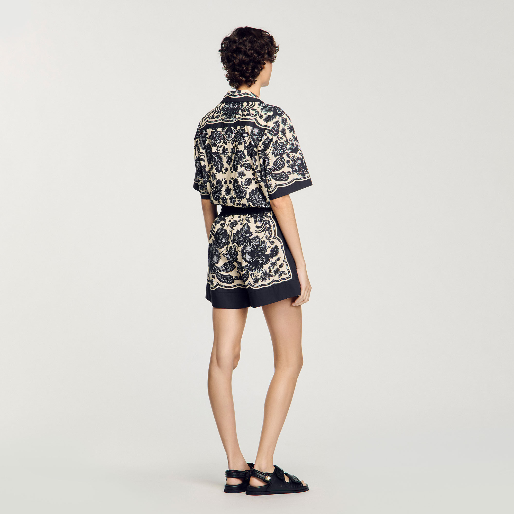 Pantalón corto con estampado floral