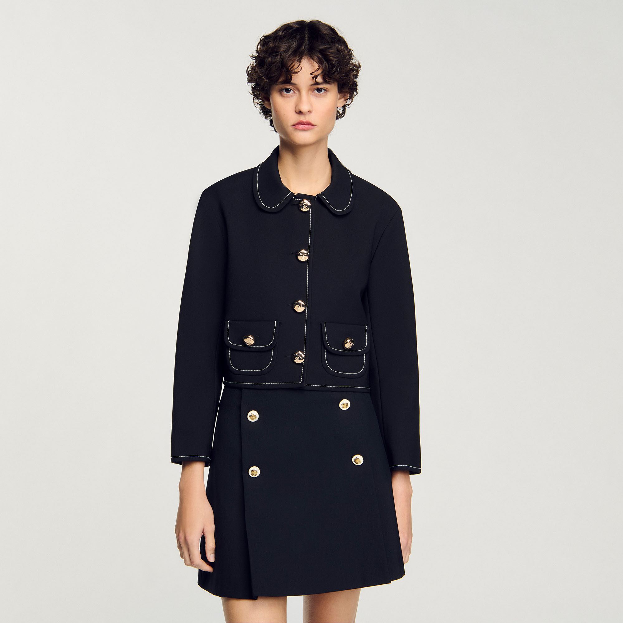 Chaqueta corta con cuello bebé