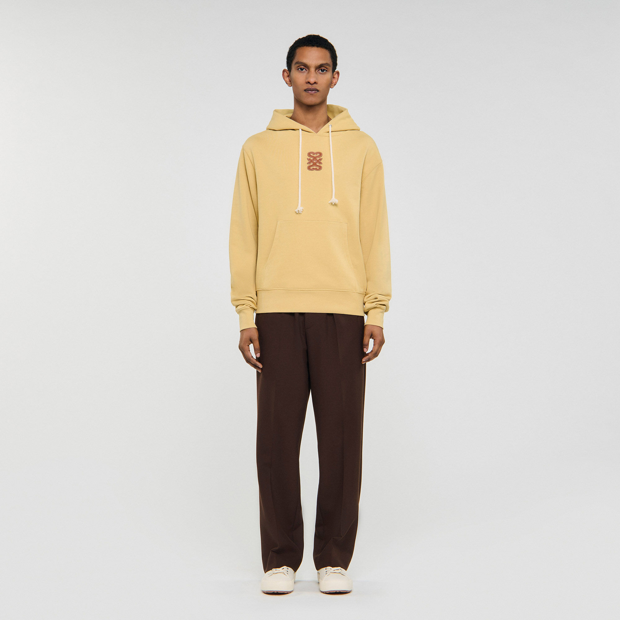 Sudadera con parche de cuero