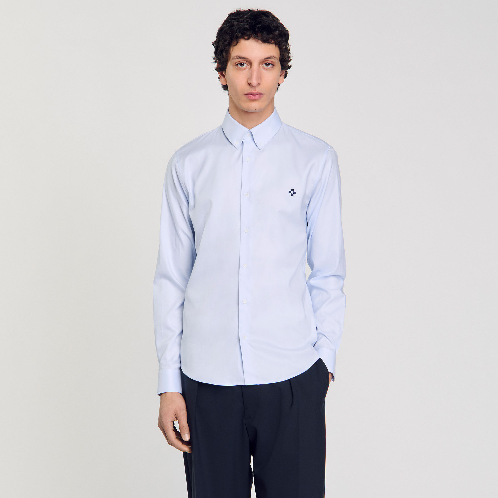 Camisa con parche de cruz