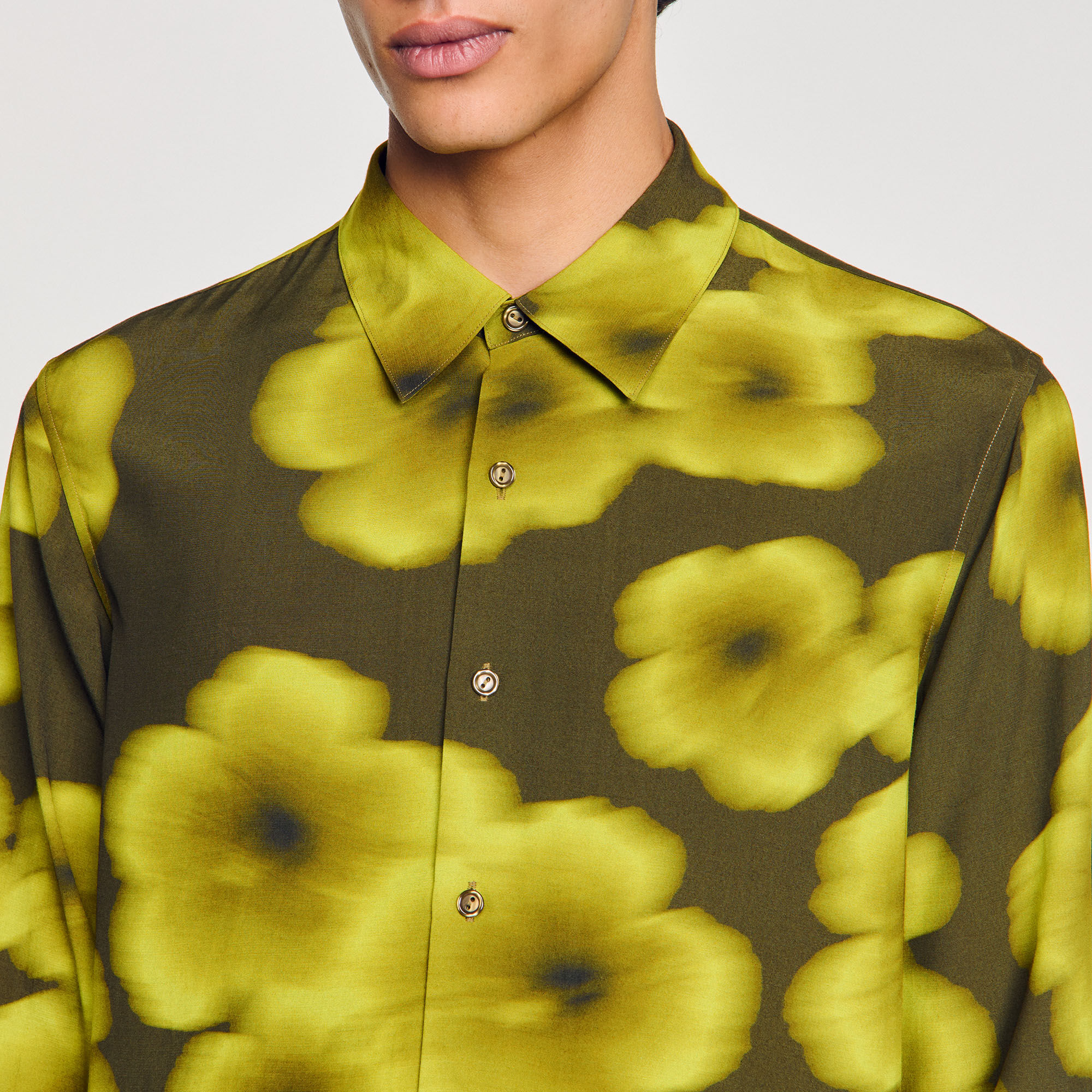 Camisa fluida con flores estampadas