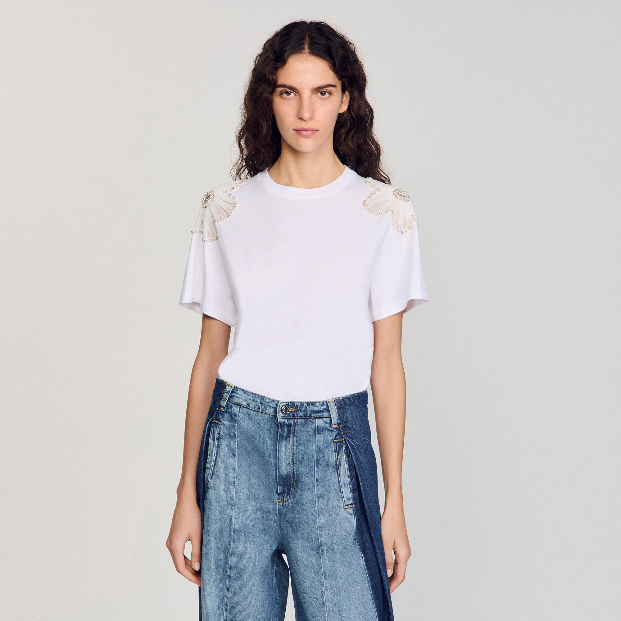 Camiseta con flores bordadas