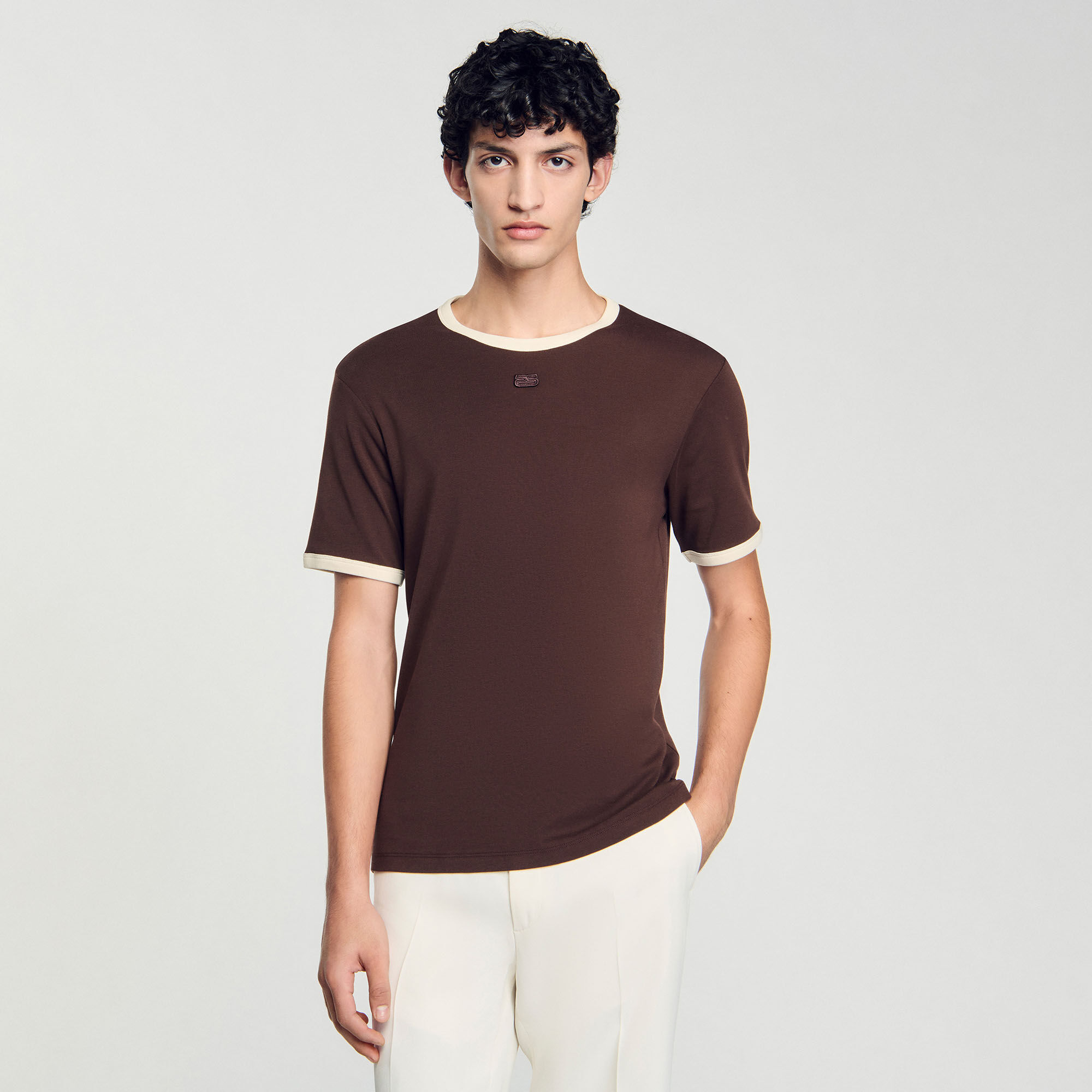 Camiseta bicolor con parche