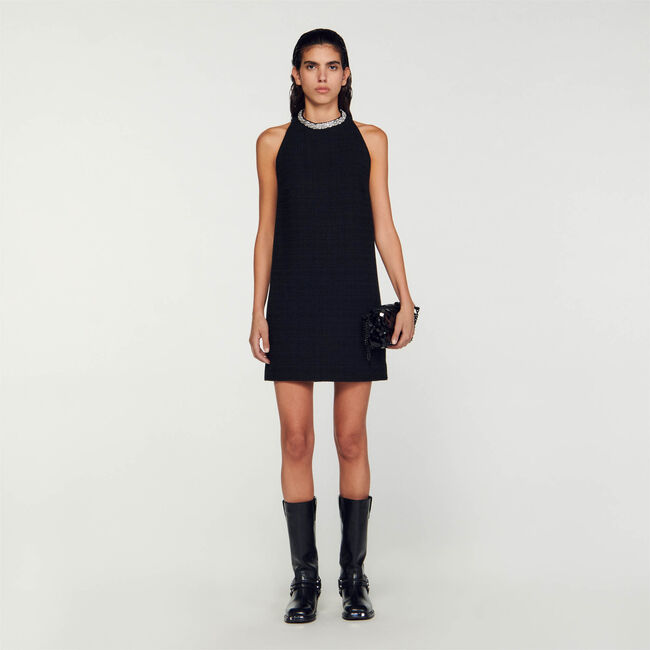 Vestido con cuello con bisutería