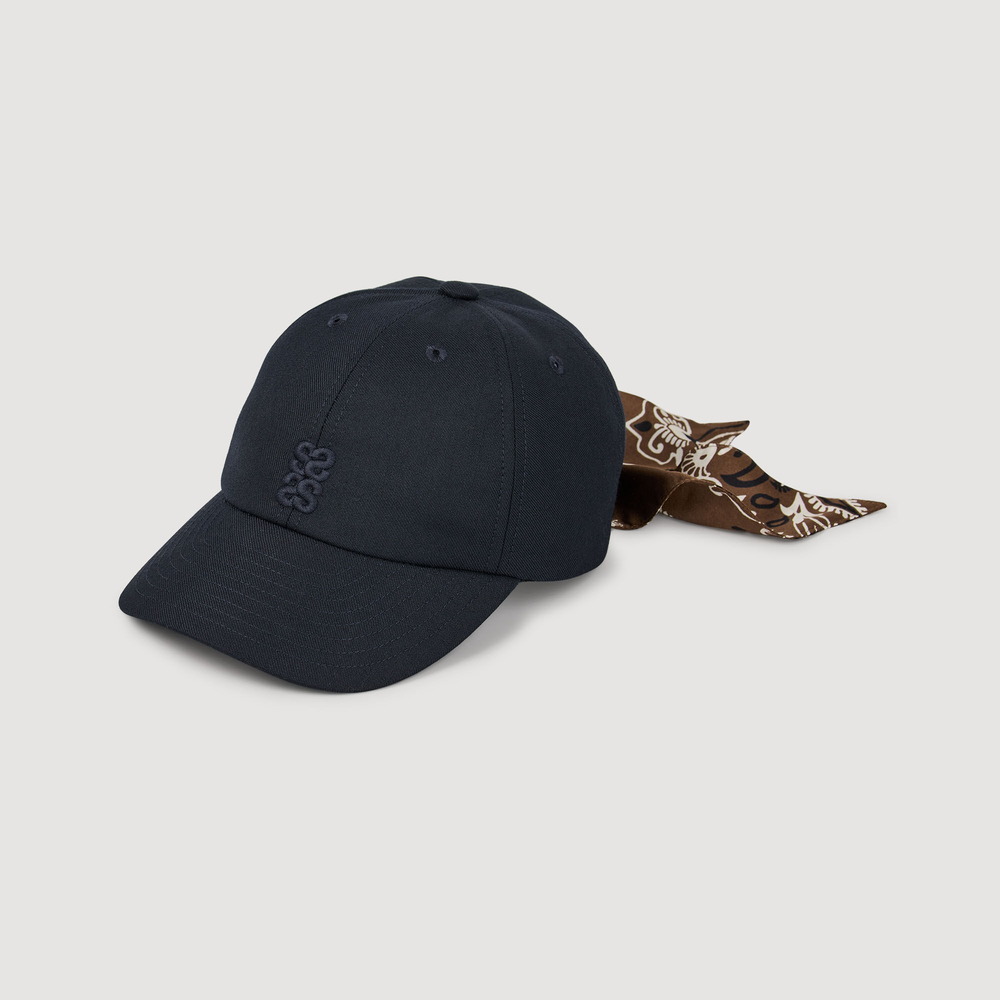 Gorra con pañuelo anudado