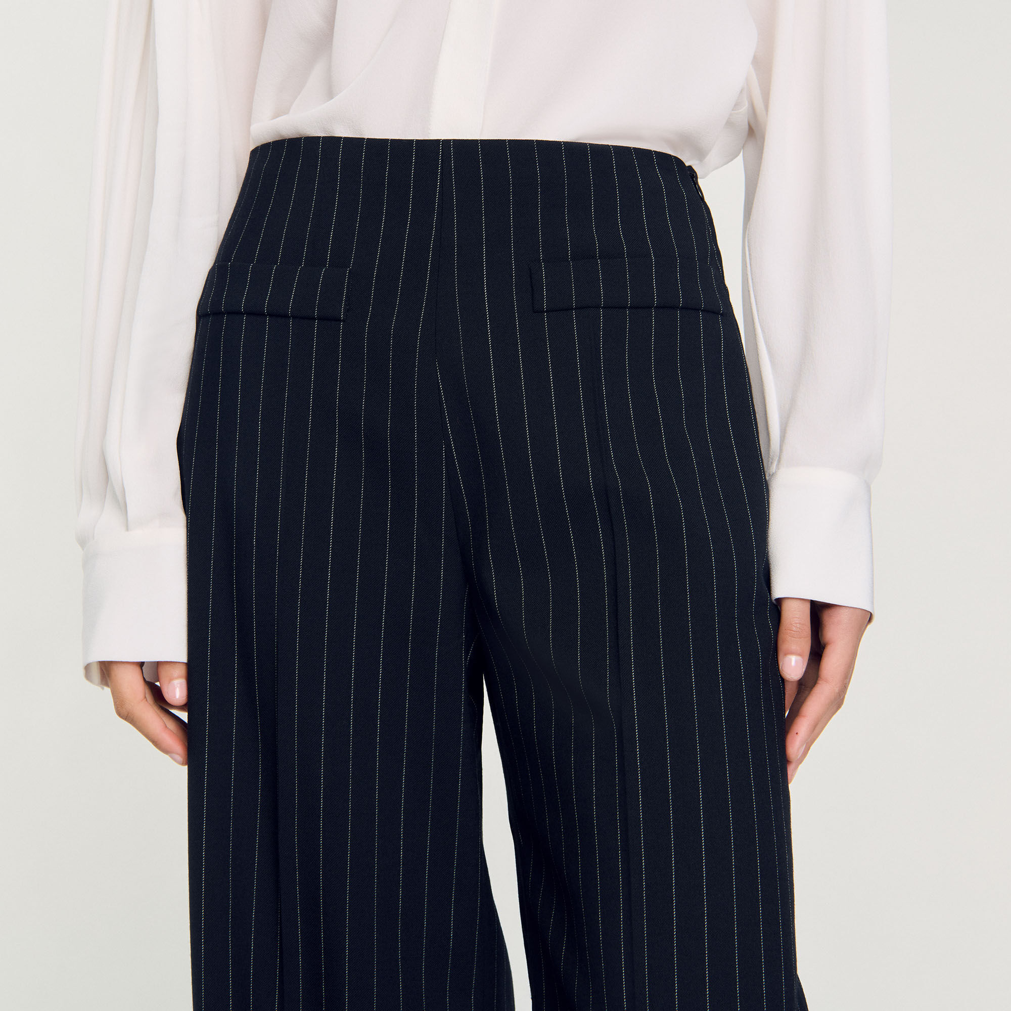 Pantalón recto con rayas finas 